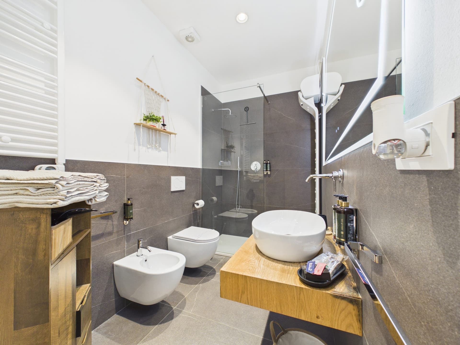 Bagno moderno con doppio lavabo