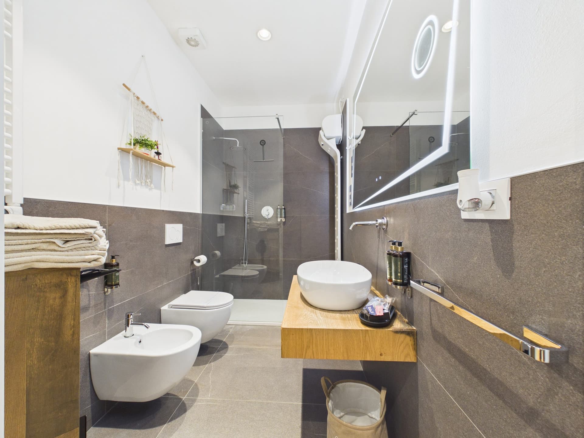 Bagno con lavabo, specchio e set di cortesia